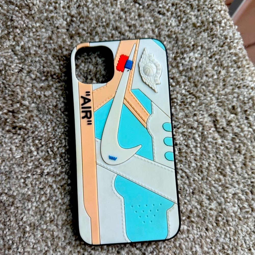 iPhone 14 Plus phone case I paid $40 for it asking for 25$